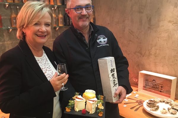 Le fromager Philippe Marchand et la 1ère adjointe Sylvie Petiot proposent une dégustation de saké avec huîtres et fromages pendant le week-end de la Saint-Nicolas 2018 à Nancy.