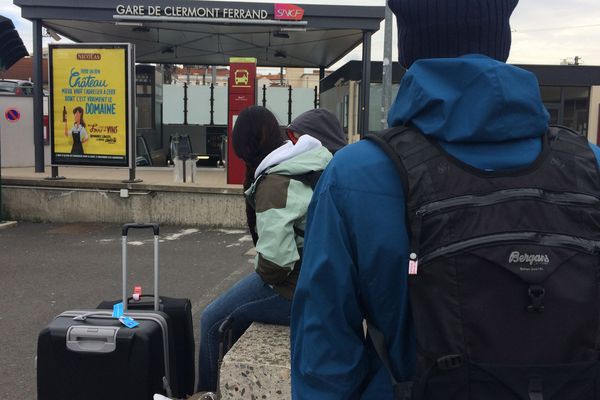 Gare de Clermont-Ferrand. Les usagers du rail attendant les bus de substitution, mardi 3 avril, en raison de la grève. 