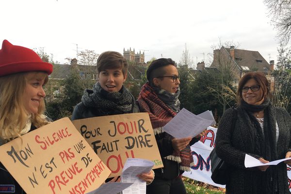 Le collectif féministe amiénois a réuni une trentaine de personnes autour de plusieurs chants. 