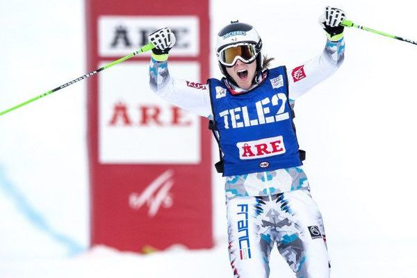 Alizée Baron célèbre sa victoire en 2015 à Are en Suède.