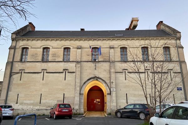 Les deux hommes se sont évadés en passant par la façade principale de la prison. Ils se sont aidés d'un rideau trouvé sur place pour glisser le long du mûr.