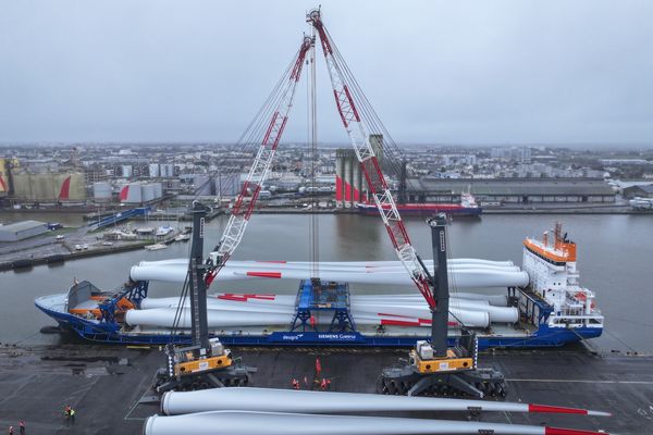 Les premières pâles des éoliennes du parc de Noirmoutier arrivent à Saint-Nazaire