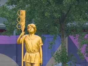 La statue de la nantaise, Alice Milliat, pendant la cérémonie d'ouverture des JO de Paris 2024.