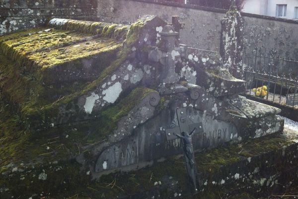 Comme celle-ci, plus de 700 tombes abandonnées ont été recensées dans le cimetière d'Aurillac. Petit à petit elles vont être remises sur le marché. Pour pouvoir faire de la place aux nouveaux arrivants.