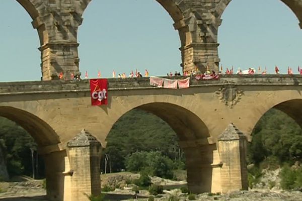 Manifestation sur le Pont du Gard contre le projet de la loi travail. Le 5 juillet 2016.