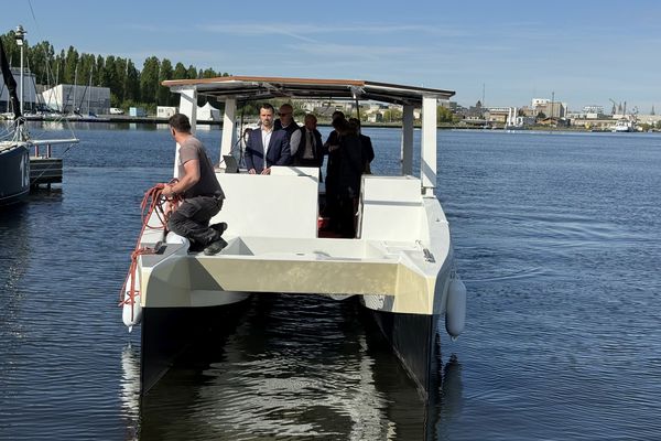 Le M9, un catamaran électro-solaire mis à l'eau dans le port de Caen le mardi 30 avril 2024.