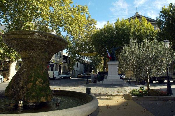 Le village de Mouriès, dans les Alpilles (13)