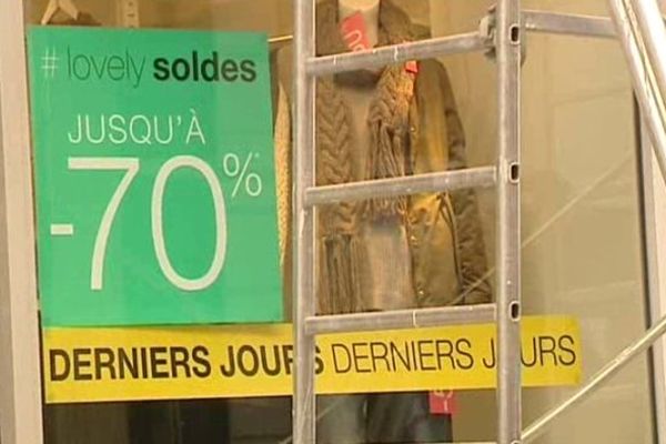 Les soldes d'hiver s'achèvent mardi soir dans les magasins, après six semaines de démarque