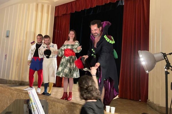 Les 4 rôles principaux de "l'Elixir d'amour" défilant dans leurs costumes au lycée Jules Uhry (Creil).