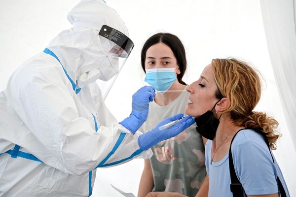 Chaque jour, 500 personnes sont positives au test de dépistage en Île-de-France.