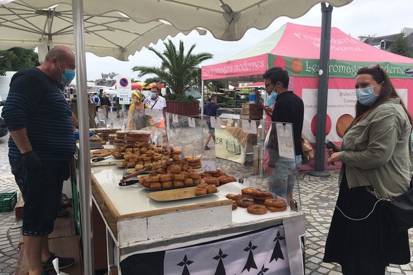 Sur le marché à Concarneau, port du masque obligatoire