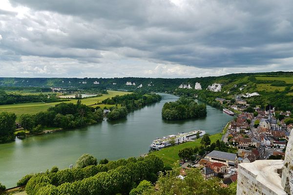 Beaucoup de gris dans le ciel des Andelys (27) ce DIMANCHE.