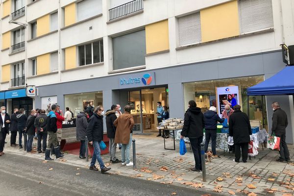 L'enseigne Bouygues devenue "bhuîtres" le temps d'une matinée, avec des ostréiculteurs du Morbihan vendant leurs productions