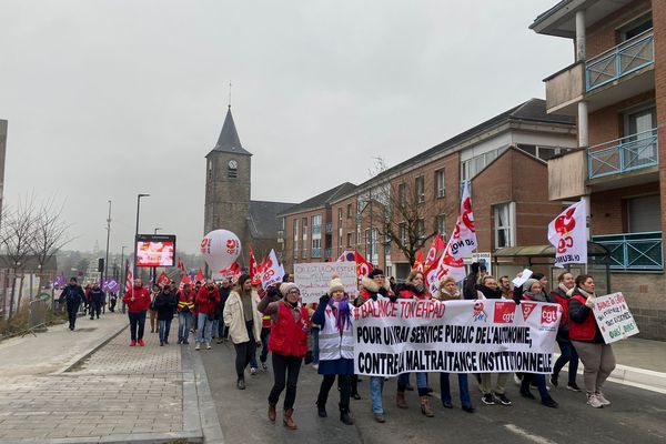 150 personnels soignants ont défilé dans les rues de Jeumont (Nord) ce samedi 14 décembre 2024 pour défendre l'EHPAD public de la ville.