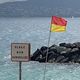 Les drapeaux de plage peuvent indiquer des informations de prévention pour la sécurité des baigneurs. Ici à Saint-Raphaël dans le Var.