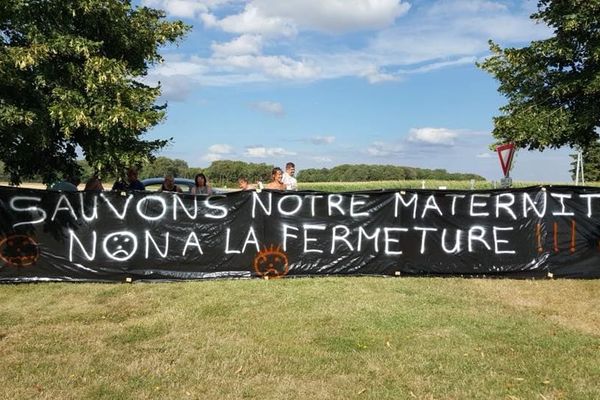 Banderole de soutien à la maternité du Blanc, à Preuilly-la-ville. 