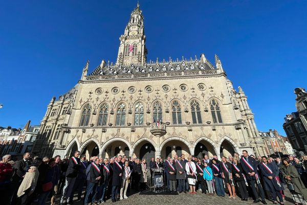 Le maire d'Arras et les élus face à une foule de plusieurs milliers de personnes rassemblées dimanche 15 octobre 2023, place des Héros pour l'hommage à Dominique Bernard.