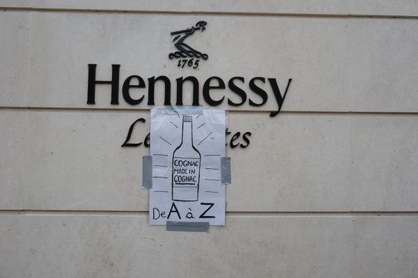 Des salariés grévistes ont apposé cette affiche sur le logo de la maison de cognac Hennessy pour protester contre le projet-test de vente de cognac en vrac, mardi 19 novembre 2024.