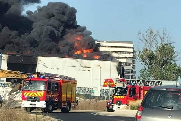 Montpellier : un incendie ravage des hangars désaffectés dans la zone du Fenouillet - 31 juillet 2020.