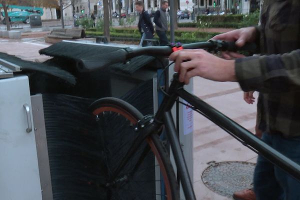 Une première station de lavage de vélo a été mise en service à Lyon.