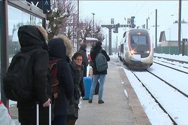 Les usagers sur les quais de la gare de Frasne. 