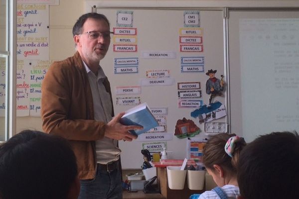 Accueilli dans la petite école d'Angliers, Christophe Lambert, auteur de Calamity - Une enfance de Martha Jane Cannary est le lauréat du Prix Renaudot des Benjamins 2022