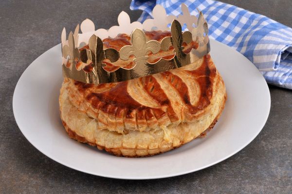 Une galette des rois et la couronne pour le détenteur de la fève - archives.