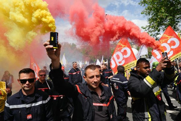 Les pompiers de toute la France ont manifesté à Paris ce jeudi 16 mai pour demander de meilleures conditions de travail.