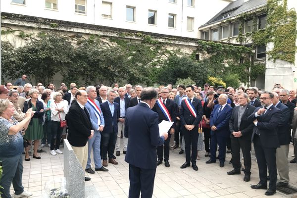 Environ 200 personnes se sont rassemblées dans la cour de l'hôtel de ville de Tours ce lundi 9 octobre à 18h30 pour une minute de silence en soutien au peuple d'Israël