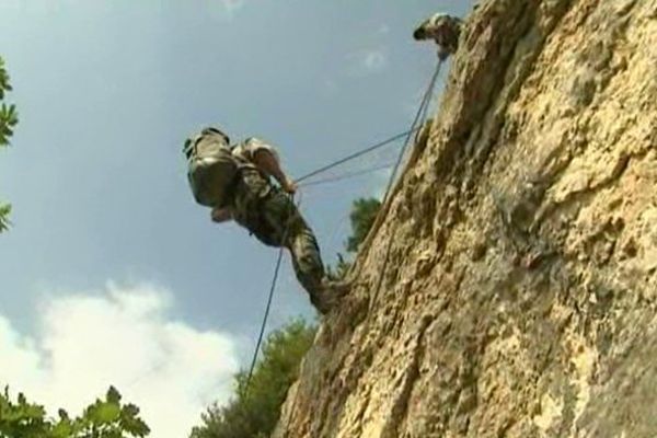 Durant ce stage commando de 48 heures, les rugbymen sont encadrés par des militaires du 3e RPIMA