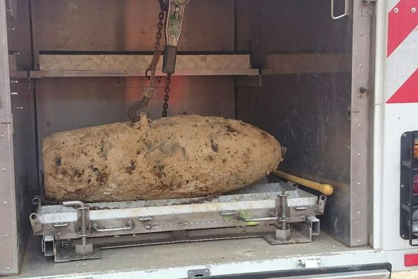 L'engin de 250 kg datant de la 2nde guerre mondiale a été découvert près des carrières de St Maximin dans l'Oise.
