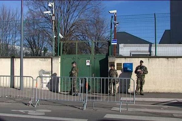 Villeurbanne - Des militaires devant le collège Beth Menahem - 12/1/15