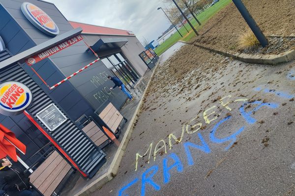 Les agriculteurs de la FNSEA s'en prennent aux fast-food McDo et Burger King en Haute-Saône.