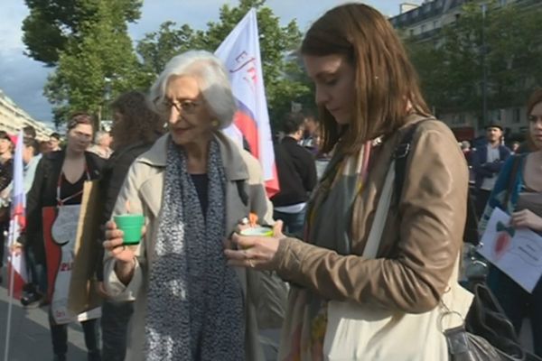 Rassemblement place de la République, ce vendredi, en hommage à Simone Veil.