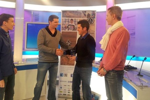 Olivier Pain reçoit son trophée des mains de notre internaute Cédric entouré de Freddy Vetault et Sébastien Bouwy, rédacteur en chef de France 3 Poitou-Charentes 