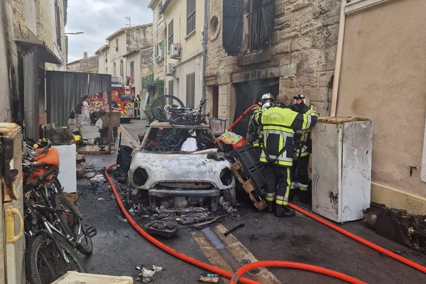 Une voiture a pris feu à Fourques dans le Gard.