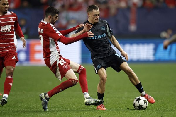 Pierre Lees-Melou, du Stade Brestois, en action contre l'attaquant allemand Florian Wirtz, du Bayer Leverkusen, mercredi 23 octobre 2024