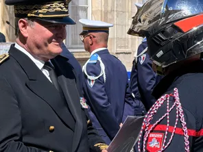 Le préfet d'Arras, Jacques Billant, décore un sépaeur-pompier de la médaille d'or du courage et du dévouement dans la cour de la préfecture d'Arras le 11 juillet 2024.