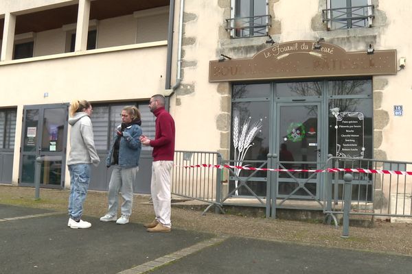 À Nueil-les-Aubiers, dans les Deux-Sèvres, la boulangerie de la commune, tout juste reprise, a été victime d'un incendie.