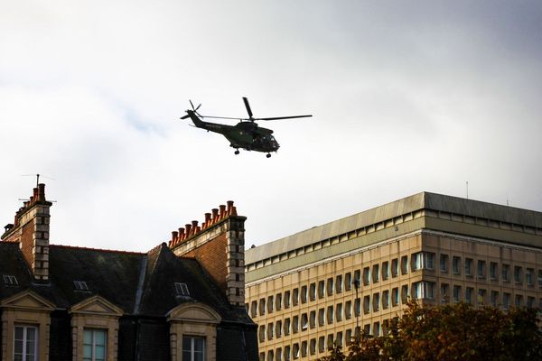 Un exercice d'héliportage de troupes d'intervention dans le centre-ville de Rennes