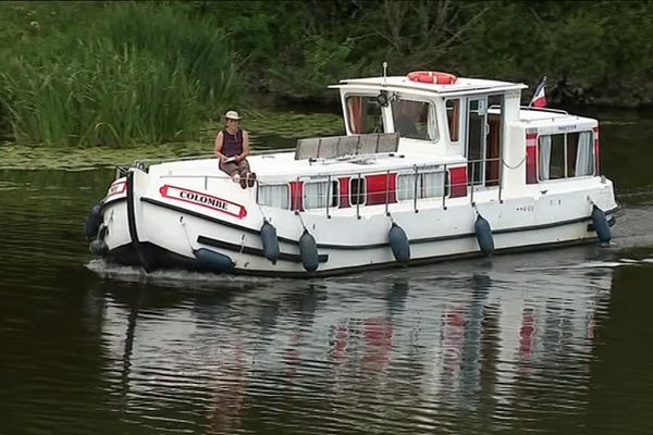 La Mayenne traverse le département du même nom et le Maine-et-Loire. Elle se poursuit dans l'Orne.