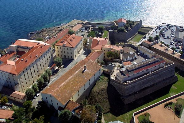 La citadelle d'Ajaccio a été officiellement rétrocédée à la ville en juillet 2019 par le Premier ministre, Édouard Philippe. 