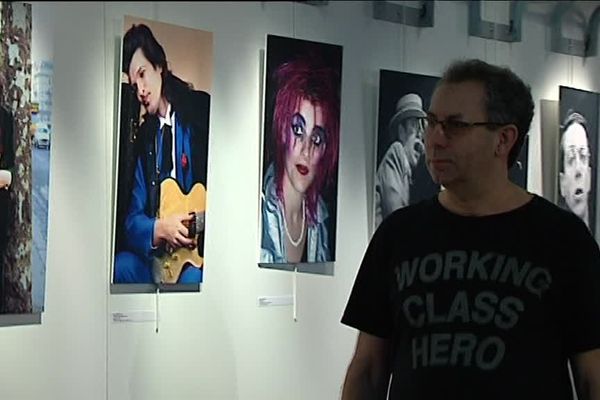 Philippe Auliac, lors de l'installation de son exposition à poitiers