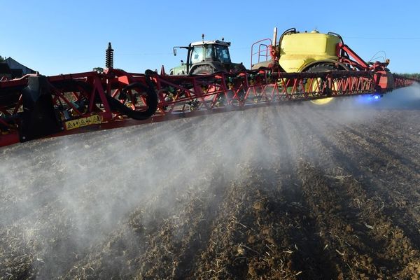 Epandage de pesticides dans une exploitation agricole française