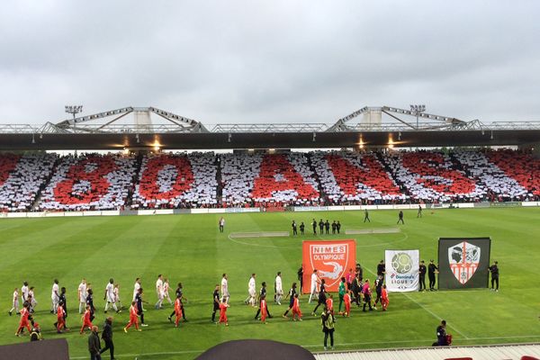 A l'entrée des équipes sur le terrain lors du match Nîmes/Ajaccio les supporters nîmois ont affiché un beau tifo célébrant les 80 ans du club - 12 mai 2017