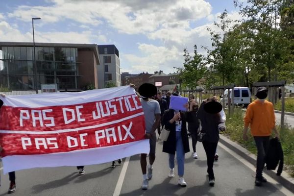 Le cortège est parti du quartier Guynemer à Amiens pour se diriger vers le centre-ville pour dénoncer le racisme et les violences policières.