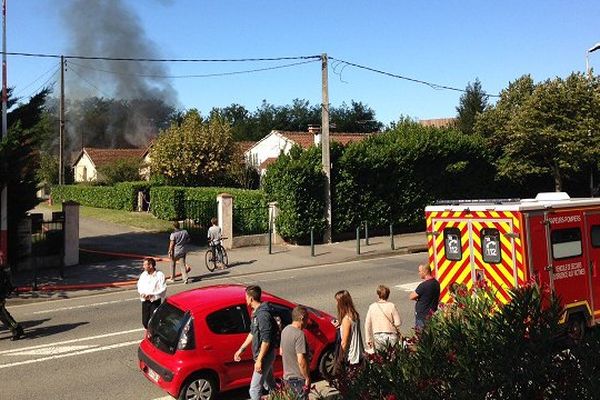 Les pompiers sont à pied d'oeuvre pour tente de circonscrire l'incendie. 