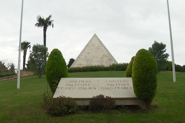 Dans le cimetière militaire franco-italien de Saint-Mandrier, un mausolée pyramidal qui renferme la dépouille de l'amiral Latouche-Treville, célèbre pour son combat contre les anglais sous Napoléon. 