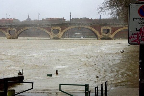 2009, le quai de Tounis à Toulouse en partie inondé par une crue de la Garonne