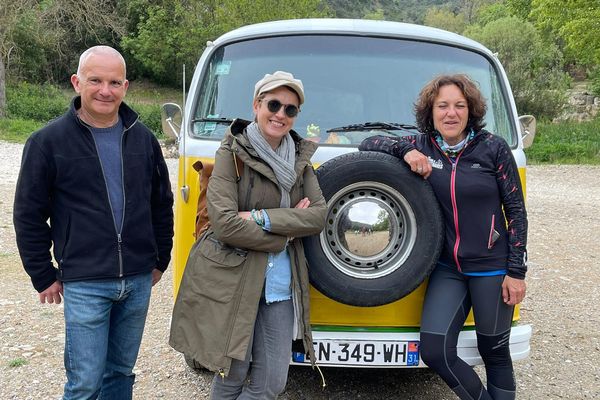 Sophie Jovillard, présentatrice de l'émission "Ô la belle vie", entourée de David Maso, à la tête d'une entreprise de rénovation des châteaux du Pays Cathare et de Béatrice Fabre, investie dans l'écotourisme.